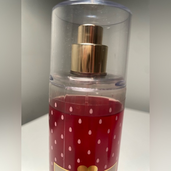 Bath & body Works Strawberry poundcake mist classic body spray Y2K - Picture 2 of 3